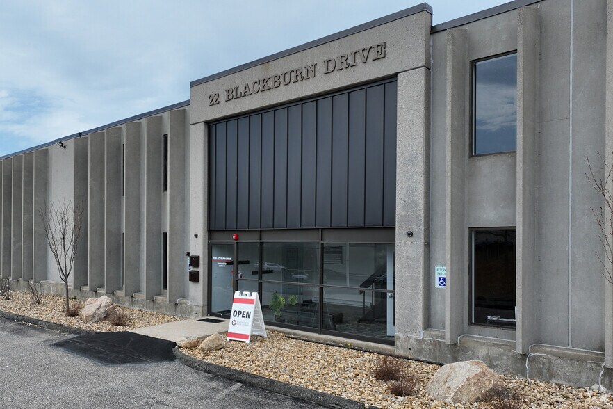 22 Blackburn Dr, Gloucester, MA à louer - Photo du bâtiment - Image 3 de 4