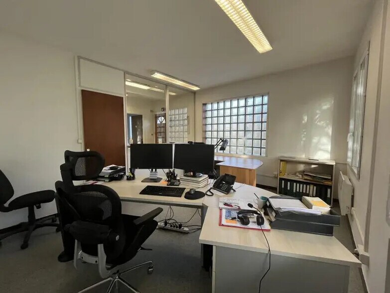 Office in Aubagne for lease - Interior Photo - Image 2 of 6
