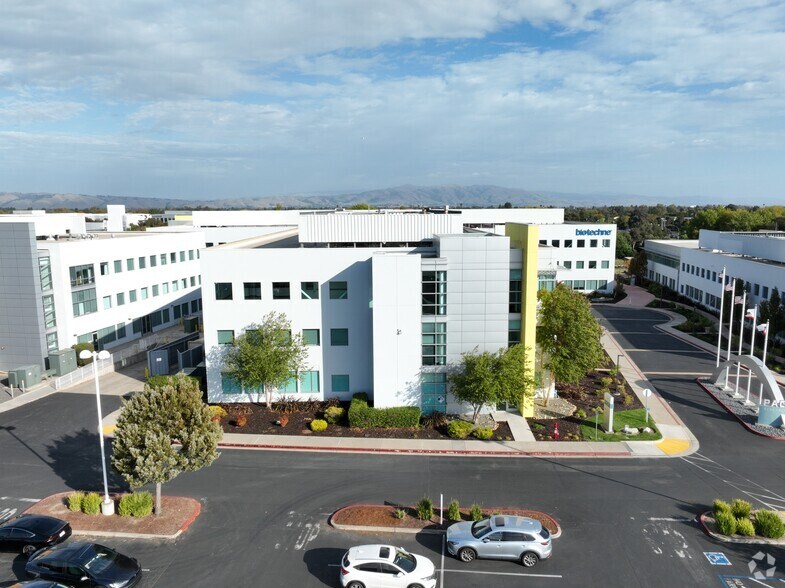 7999 Gateway Blvd, Newark, CA à louer - Communauté Matterport - Image 3 de 28