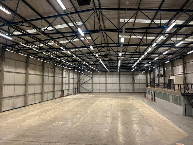 1 Elstree Way, Borehamwood for lease - Building Photo - Image 3 of 10