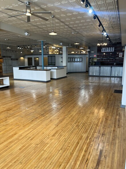 230 Main St E, Menomonie, WI à vendre - Photo du bâtiment - Image 2 de 2