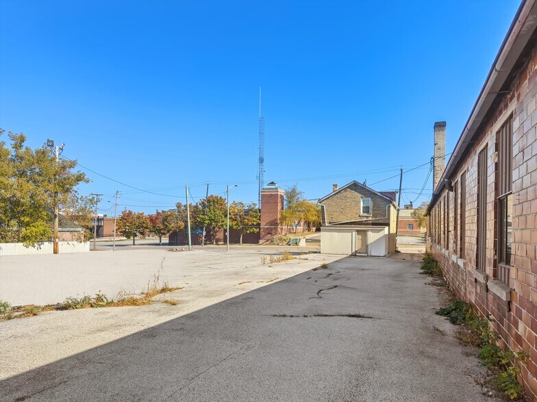 914 S 10th St, Manitowoc, WI à vendre - Photo du bâtiment - Image 3 de 15