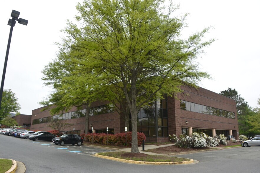 801-899 Brightseat Rd, Landover, MD à louer - Photo du bâtiment - Image 2 de 8
