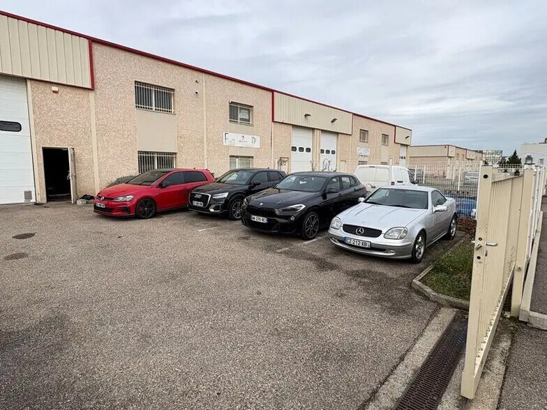 Office in Chassieu for lease - Building Photo - Image 2 of 5