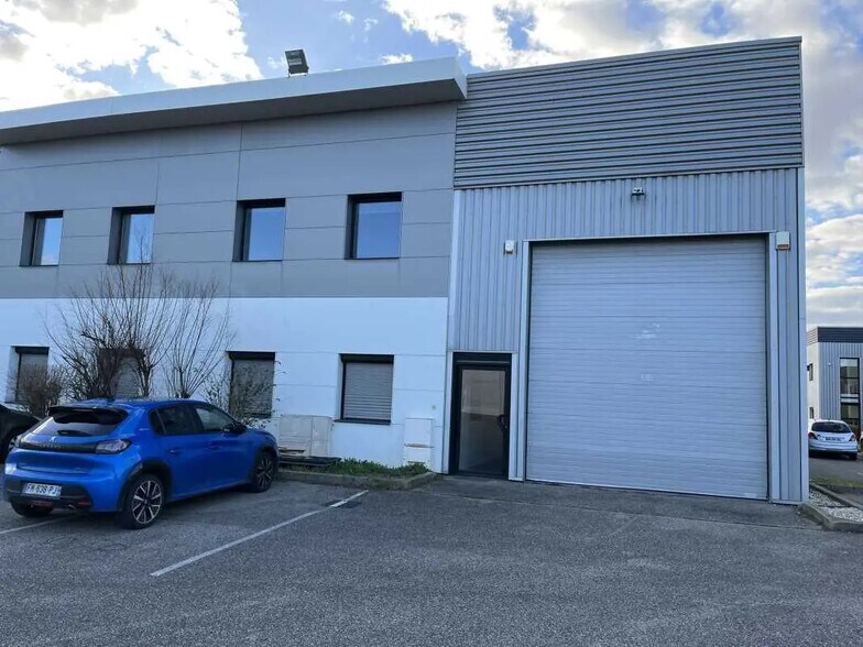 Flex dans Saint-Priest à louer - Photo du bâtiment - Image 1 de 25