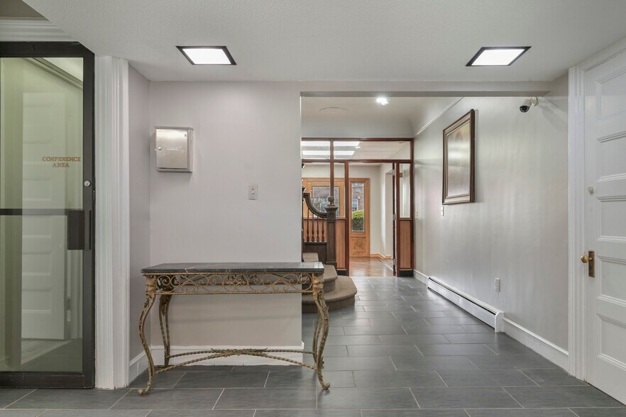 295 Montgomery St, Bloomfield, NJ à louer - Photo du bâtiment - Image 3 de 41