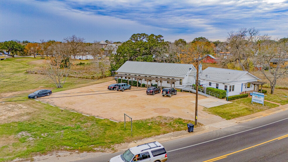 821 School Dr, Poteet, TX à vendre - Photo principale - Image 1 de 3