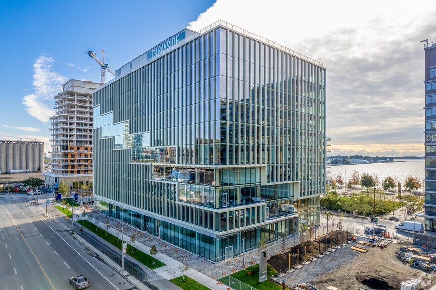 251 Queens Quay E, Toronto, ON à louer - Photo du bâtiment - Image 2 de 4