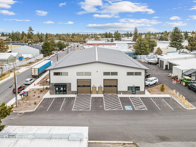 Plus de détails pour 693 SE Glenwood Dr, Bend, OR - Industriel à louer