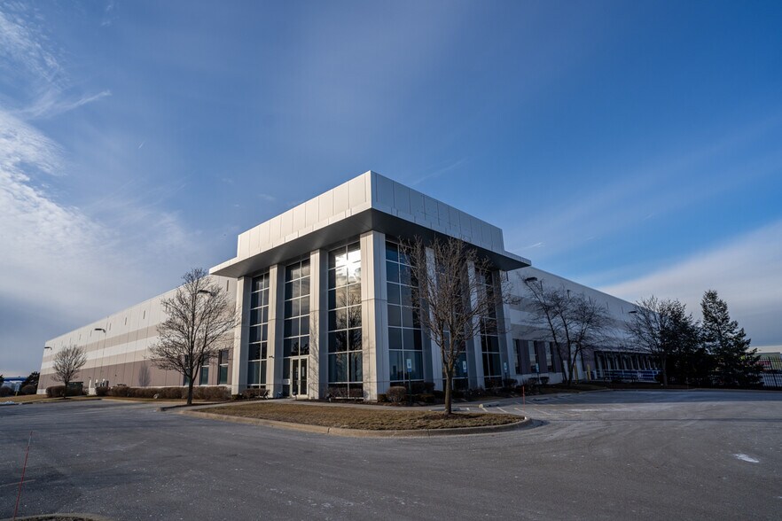 2301 Ellis Ct, New Lenox, IL à louer - Vidéo sur l’inscription commerciale - Image 2 de 7