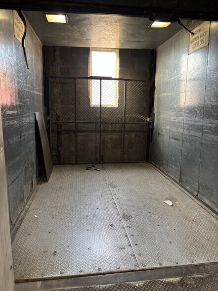 34-09-34-11 Queens Blvd, Long Island City, NY à louer - Photo du bâtiment - Image 3 de 9