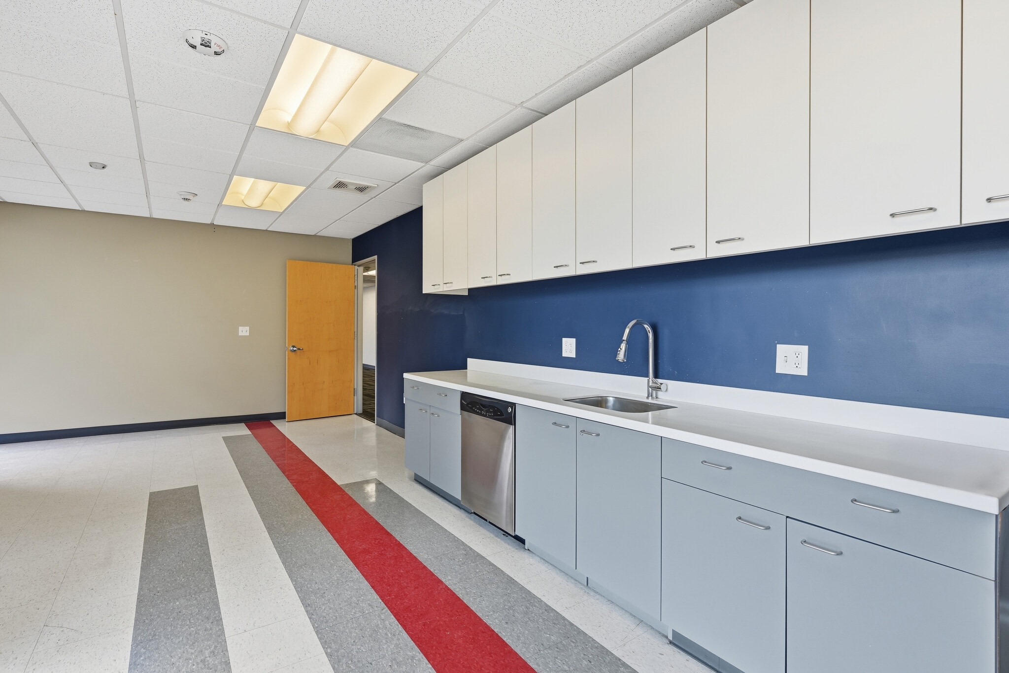 11555 Sorrento Valley Rd, San Diego, CA for lease Interior Photo- Image 1 of 8