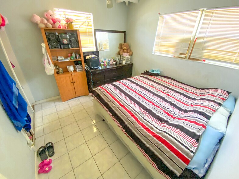 527 48th St, West Palm Beach, FL à vendre - Photo du bâtiment - Image 2 de 7
