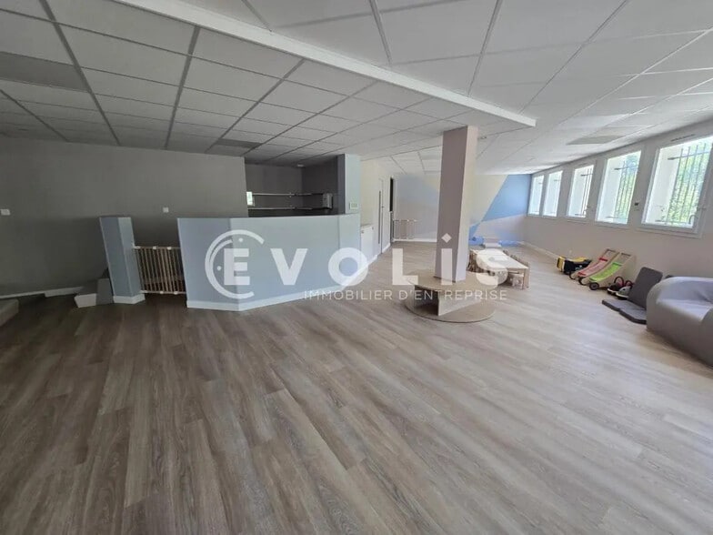 Office in Orsay for lease - Building Photo - Image 2 of 8