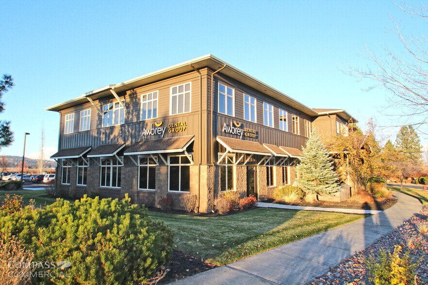 965 SW Emkay Dr, Bend, OR à louer - Photo du bâtiment - Image 2 de 3