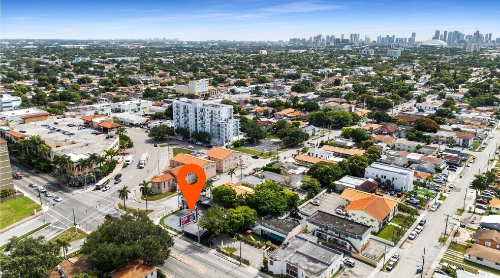 201 SW 37th Ave, Miami, FL à louer - Photo du bâtiment - Image 2 de 9