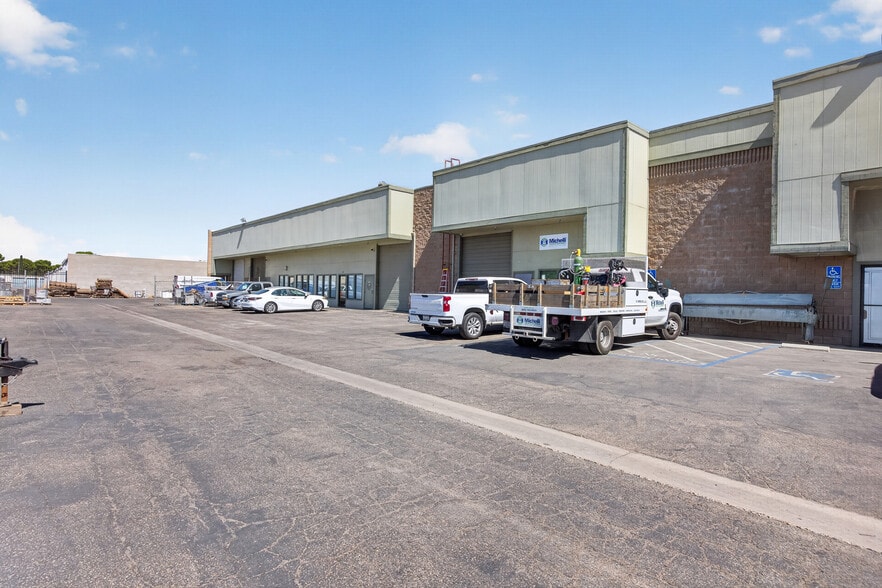 Larkin-Westover Industrial Portfolio portfolio of 2 properties for sale on LoopNet.ca - Building Photo - Image 2 of 12