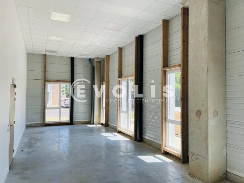 Flex in Moissy-Cramayel for lease - Interior Photo - Image 3 of 6