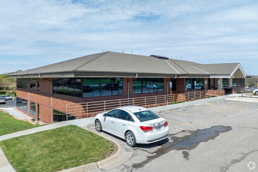 1101 S 70th St, Lincoln, NE à louer - Photo du bâtiment - Image 1 de 1