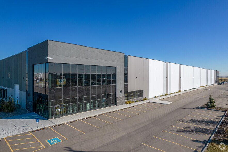 6600 72 Ave SE, Calgary, AB à louer - Photo du bâtiment - Image 3 de 6