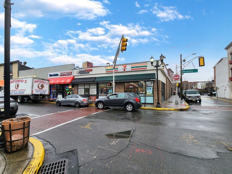 3229-3231 Bergenline Ave, Union City, NJ à louer - Photo du bâtiment - Image 2 de 3