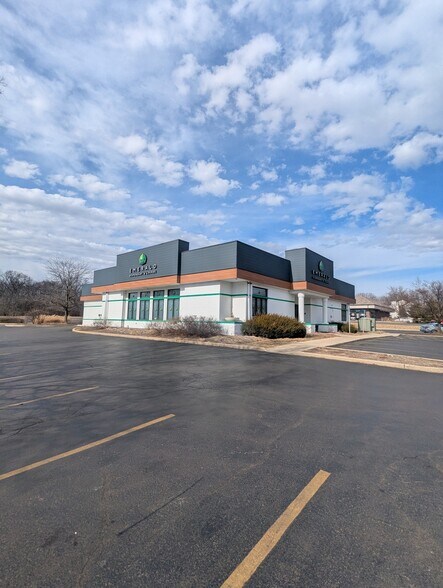 660 E State Rd, Island Lake, IL à vendre - Photo du bâtiment - Image 2 de 8