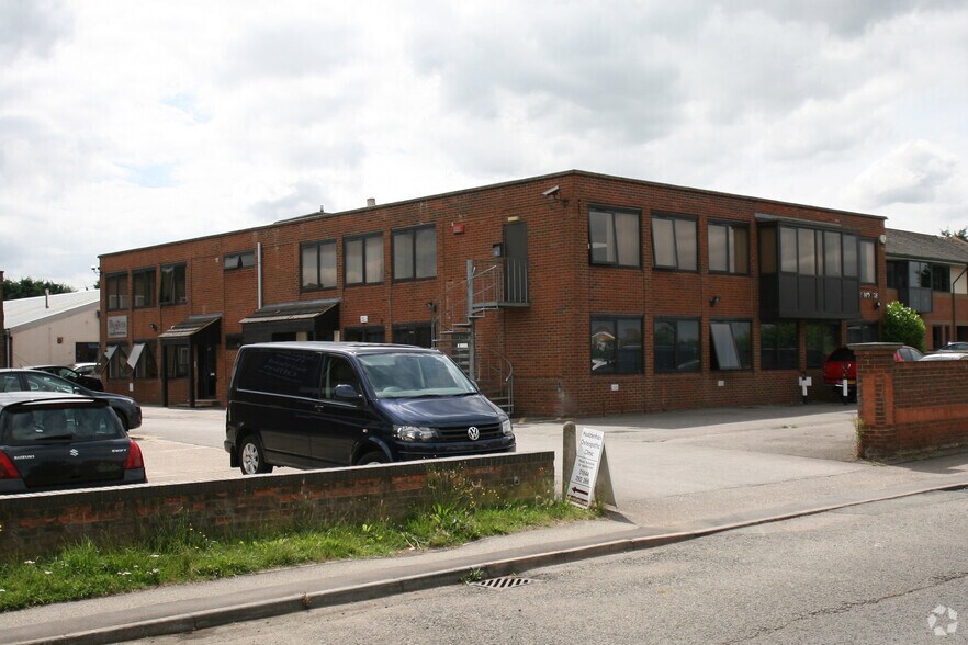 Thame Rd, Haddenham à louer - Photo principale - Image 1 de 7