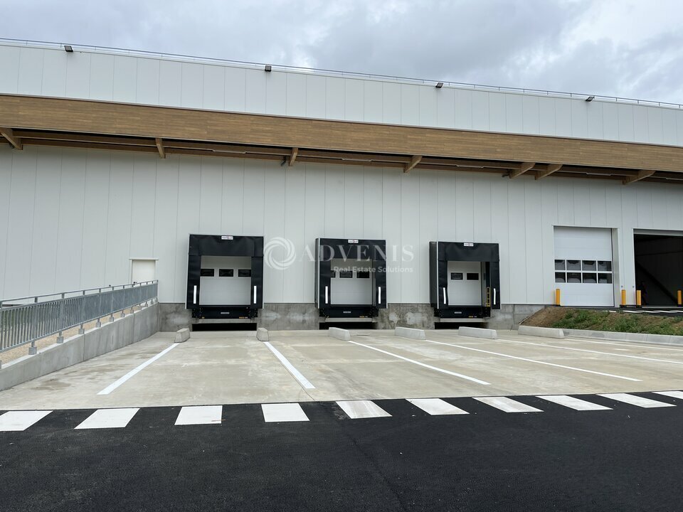 Industrial in Tremblay-en-France for lease Building Photo- Image 1 of 12