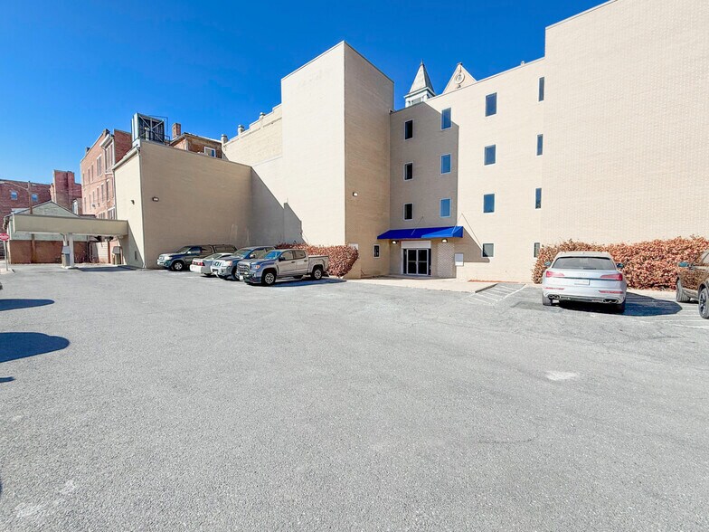 2 W Beverley St, Staunton, VA à vendre - Photo du bâtiment - Image 3 de 7