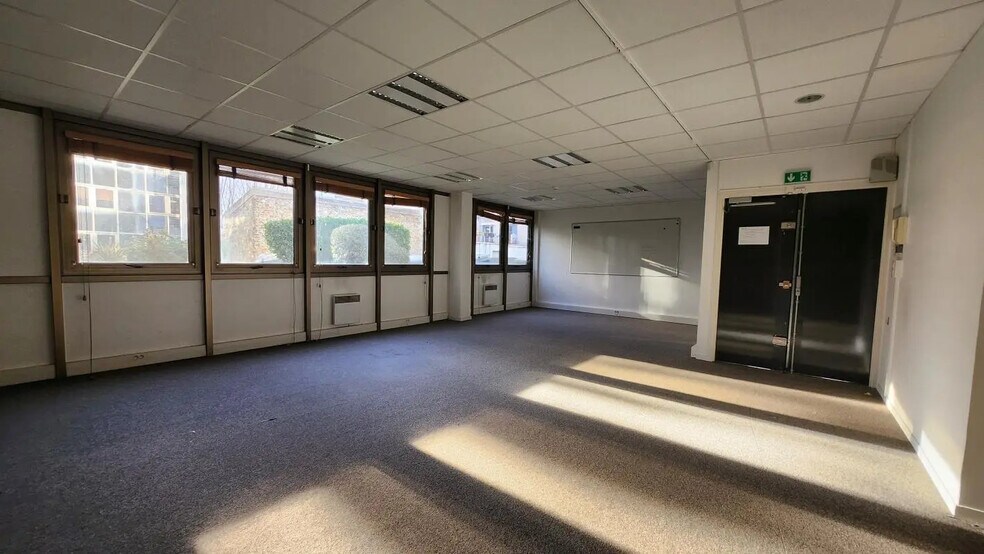 Office in Boulogne-Billancourt for lease - Building Photo - Image 1 of 5