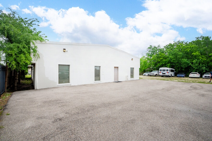 5904 Dolores St, Houston, TX for lease - Building Photo - Image 2 of 50