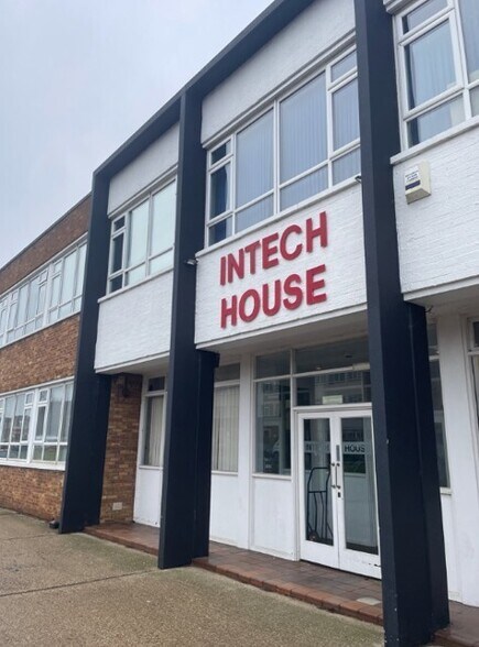 Wilbury Way, Hitchin à louer - Photo du bâtiment - Image 3 de 3