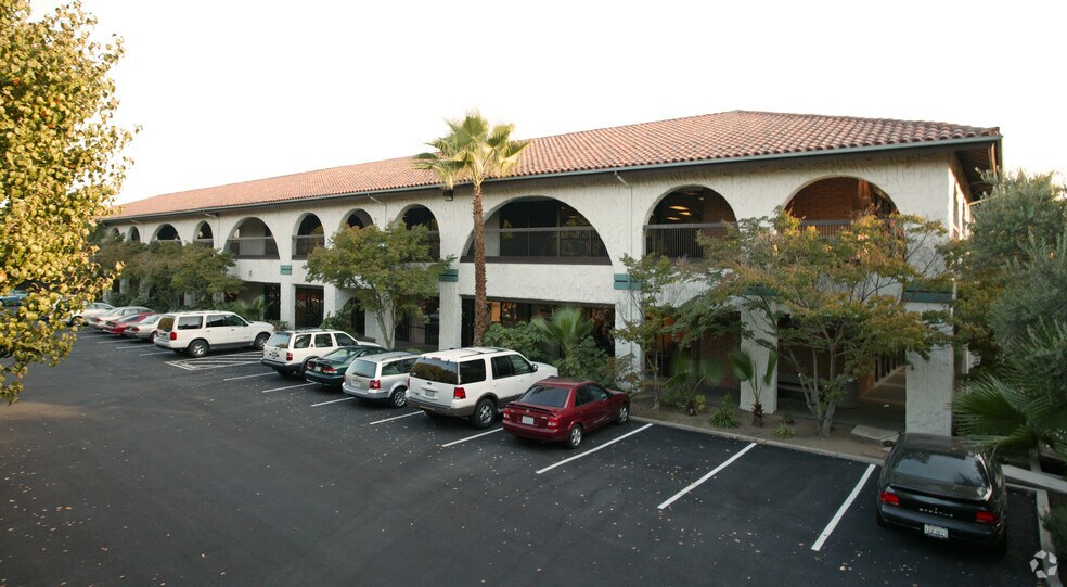 1180 E Shaw Ave, Fresno, CA for lease - Primary Photo - Image 1 of 4