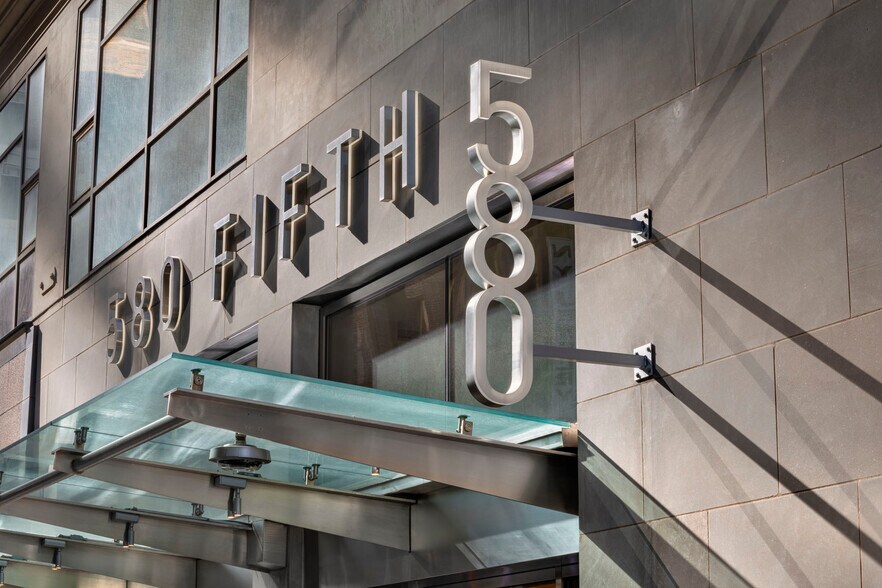 580 Fifth Ave, New York, NY à louer - Photo du bâtiment - Image 3 de 16