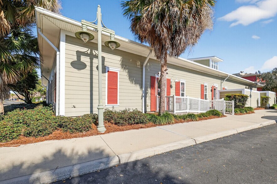 910 Old Camp Road, #110, #112, and #114, The Villages, FL à louer - Photo du bâtiment - Image 3 de 16