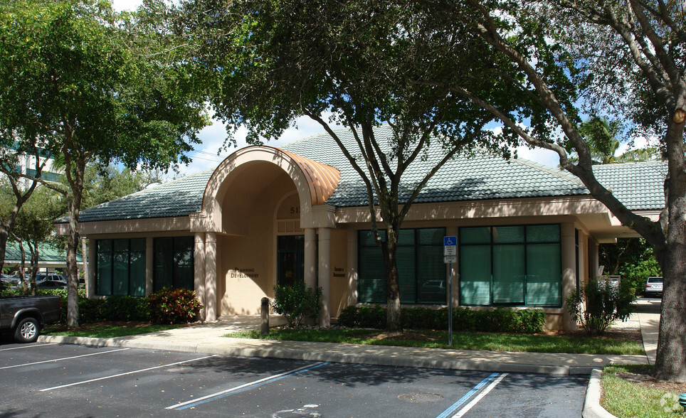 5133 Castello Dr, Naples, FL for lease - Primary Photo - Image 2 of 3