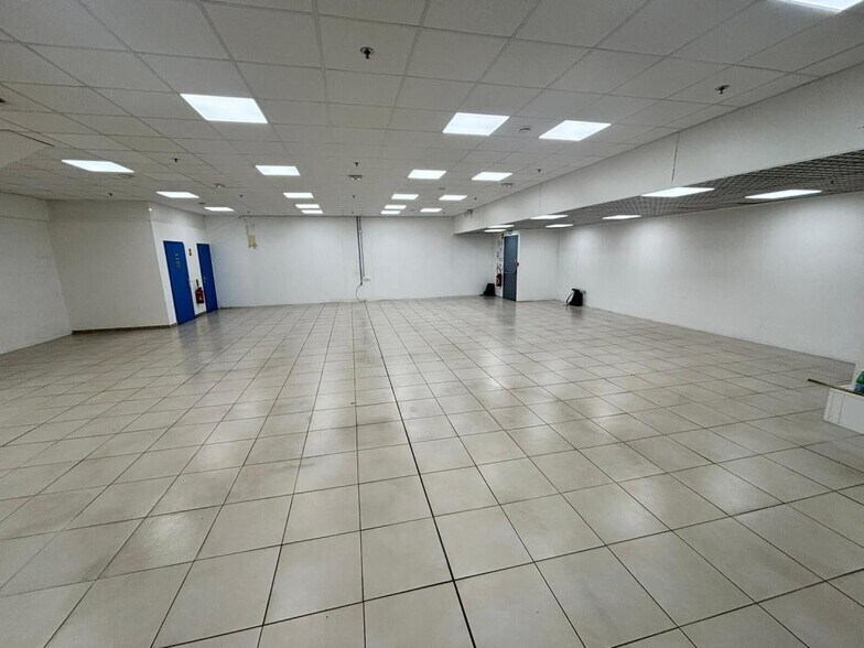 Retail in Paris for lease - Interior Photo - Image 3 of 3
