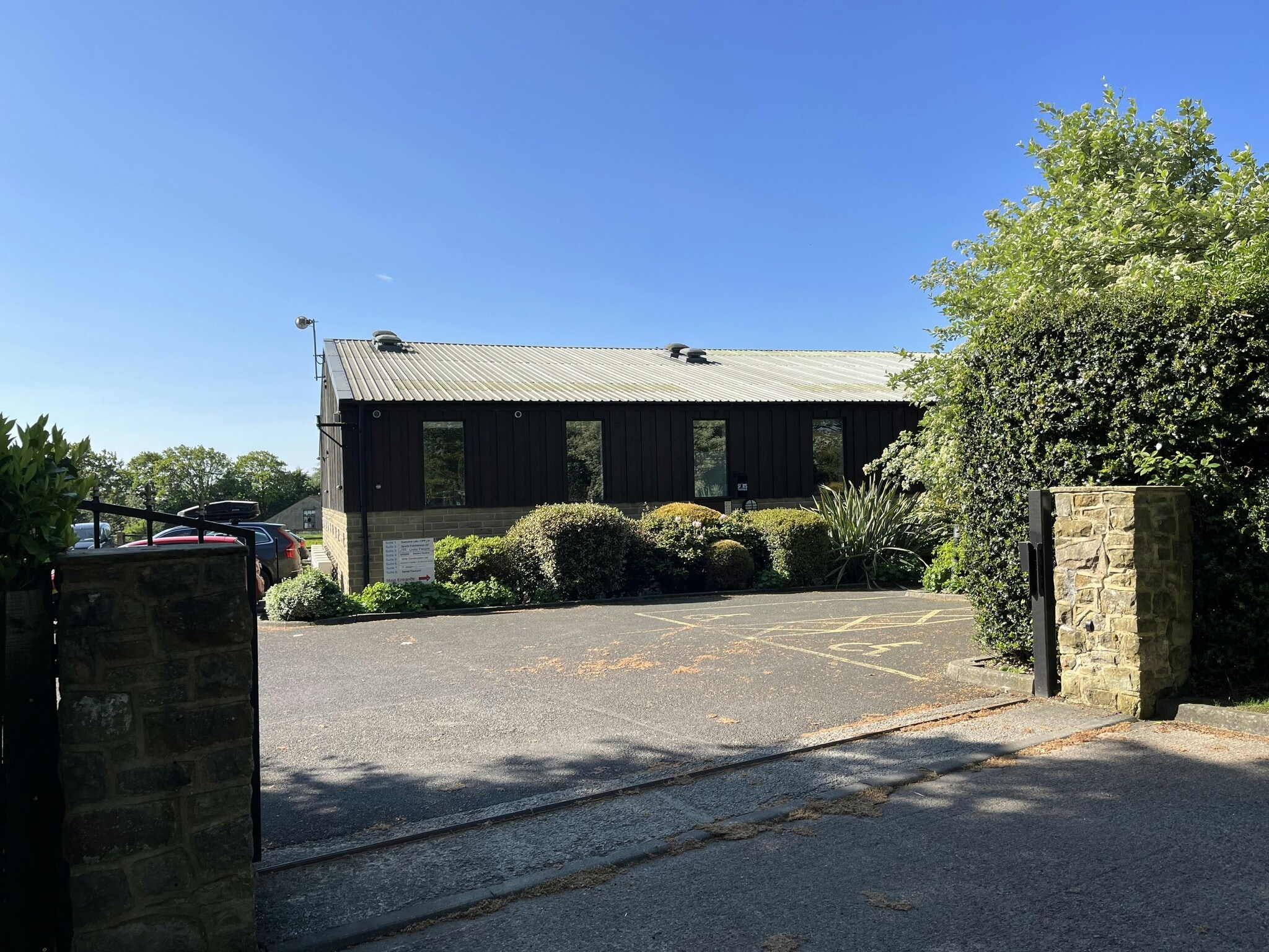 Tarn Ln, Leeds for lease Building Photo- Image 1 of 3