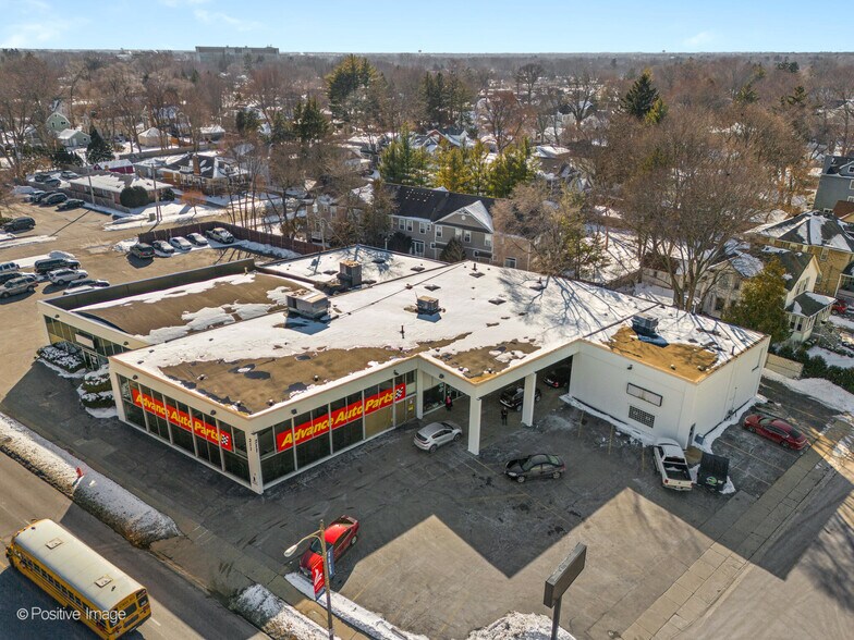 211 S Milwaukee Ave, Libertyville, IL à vendre - Photo du bâtiment - Image 2 de 14