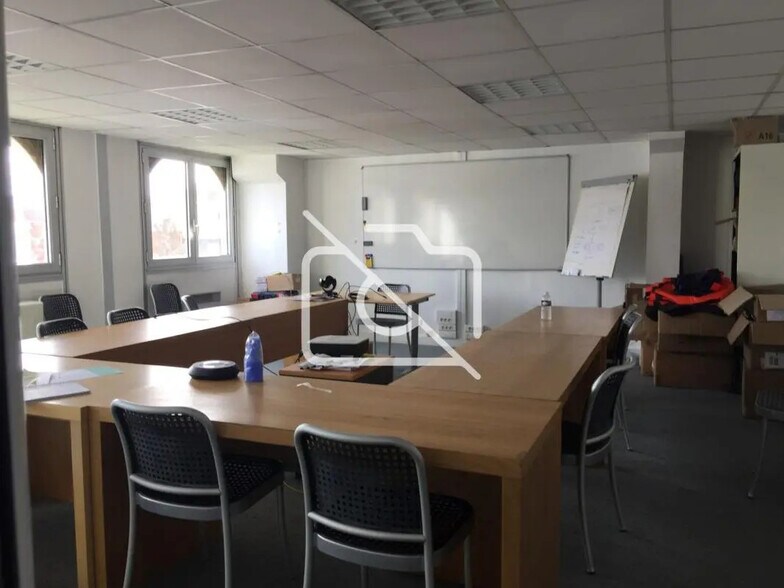 Flex in Noisy-le-Grand for lease - Interior Photo - Image 3 of 12