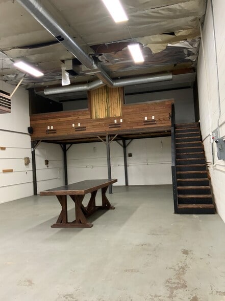 16148-16150 Wyandotte St, Van Nuys, CA for lease - Interior Photo - Image 3 of 4