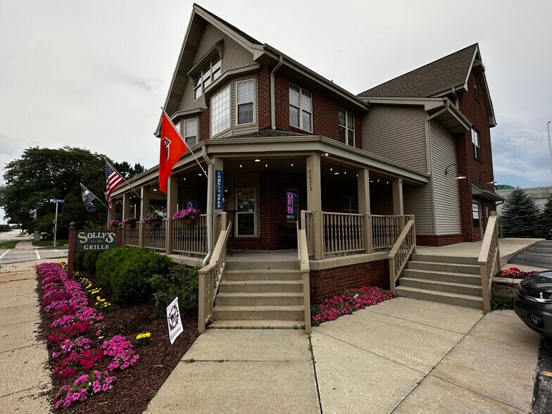 4629 N Port Washington Rd, Milwaukee, WI à vendre - Photo du bâtiment - Image 3 de 31