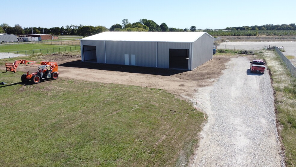490 Locust St, Whitesboro, TX for lease - Building Photo - Image 3 of 9
