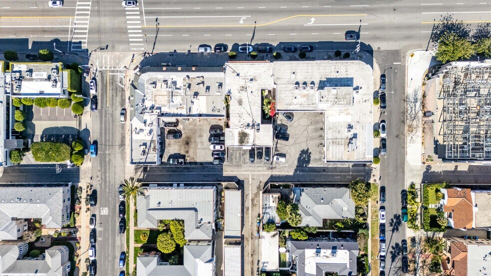 139 N Harper Ave, Los Angeles, CA à vendre - Photo du bâtiment - Image 3 de 64