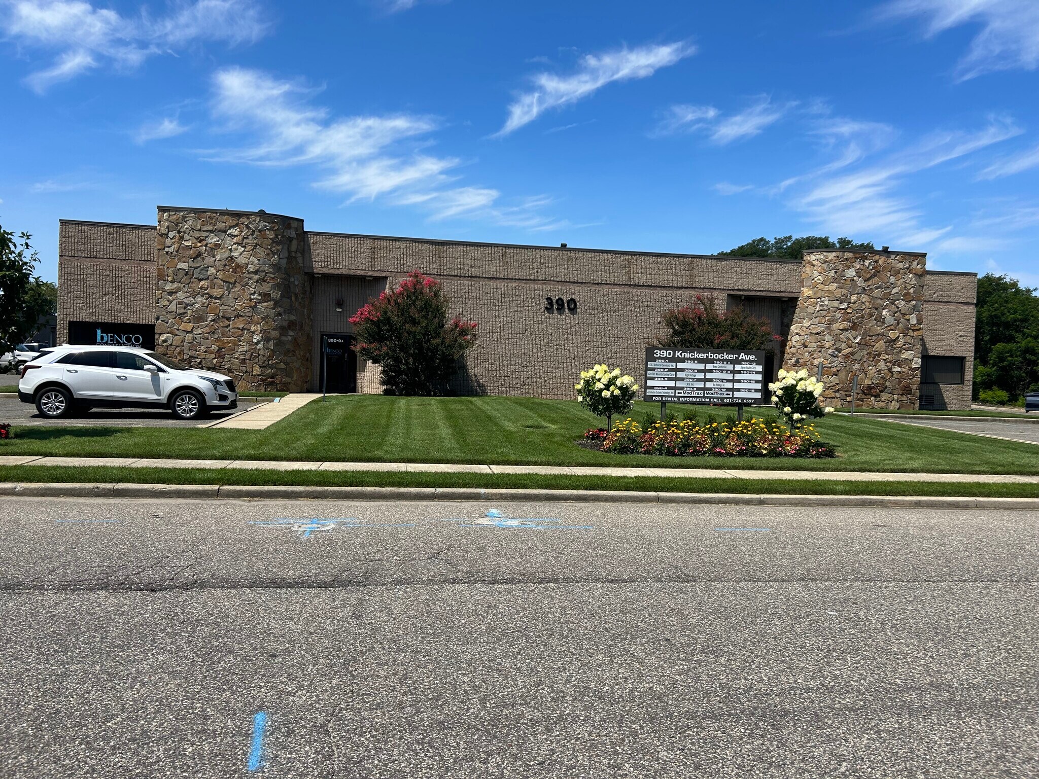 390 Knickerbocker Ave, Bohemia, NY à vendre Photo du bâtiment- Image 1 de 1