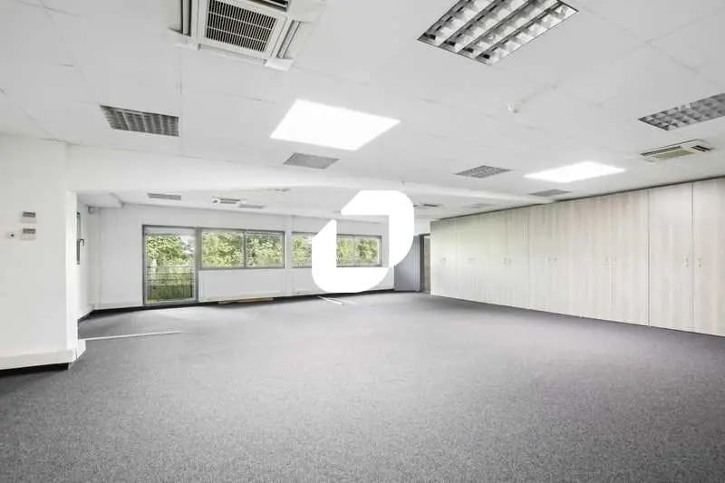 Office in Tremblay-en-France for lease - Interior Photo - Image 2 of 16