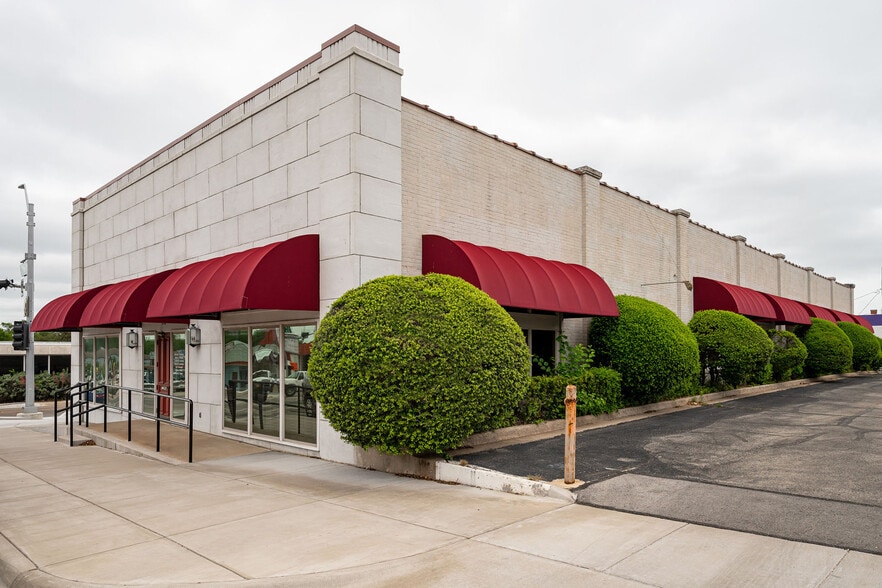 218 N Elm St, Denton, TX for lease - Building Photo - Image 1 of 2