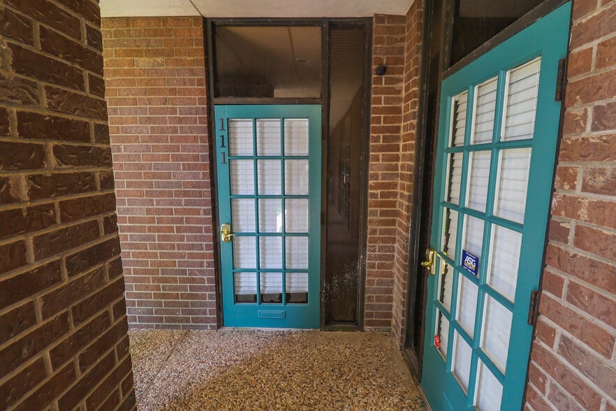 13131 Champions Dr, Houston, TX for lease - Building Photo - Image 2 of 110