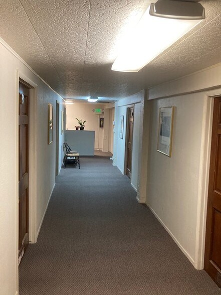 128 E State St, Redlands, CA à louer - Hall d’entrée - Image 3 de 8