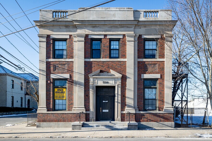 303 Griffing Ave, Riverhead, NY à louer - Photo du bâtiment - Image 3 de 5